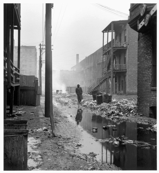 USA. Illinois. Chicago. 1948. An alley between overcrowded tenements, with garbage thrown over the railings of the back porches. Most of the area's tenants were transient.